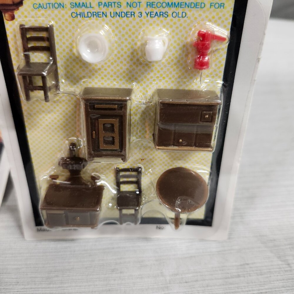 2 Miniature Dollhouse Furniture Micro Display - Picture 4 of 5